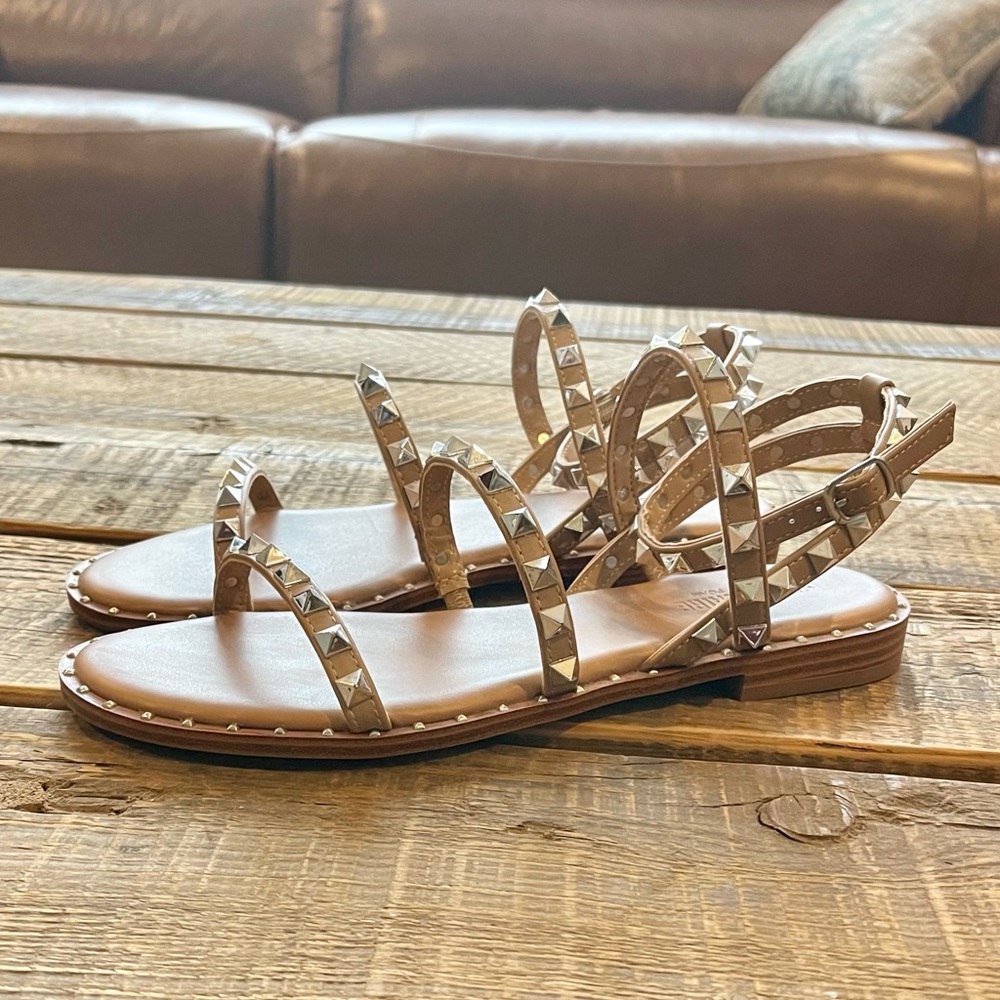 Cushionaire Tatum Size 8 Studded Sandals, brand new, cream and silver